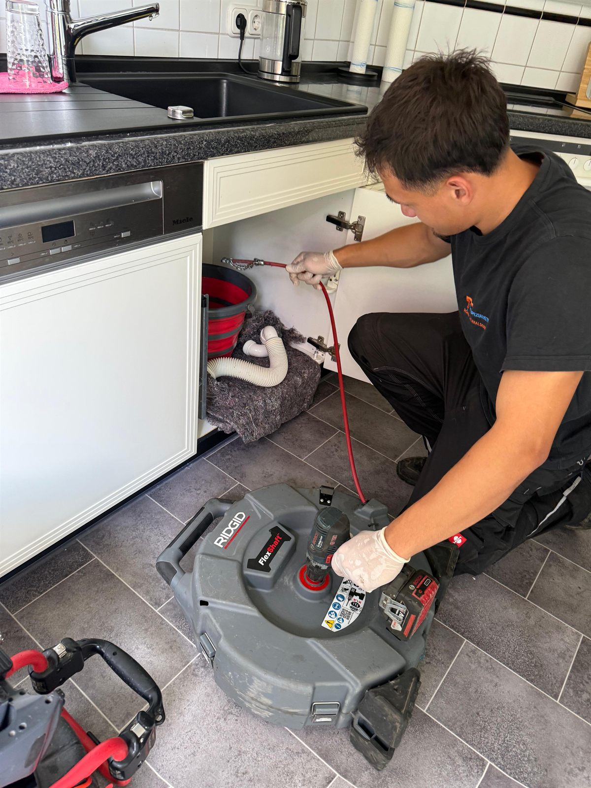Reinigung der K&uuml;chenabflussleitung mit der FlexShaft-Kettenschleuder