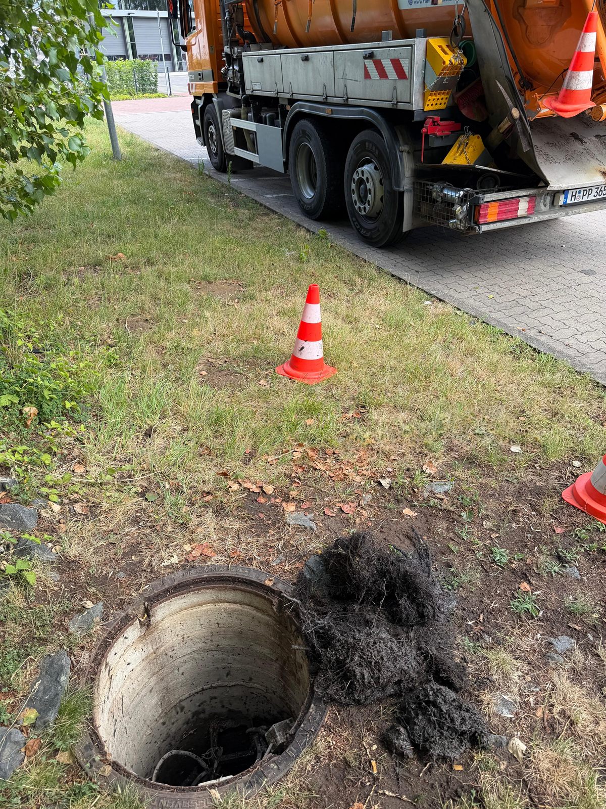 Saugwagen am Schacht &ndash; das ausgetragene Wurzelmaterial wird direkt abgefahren